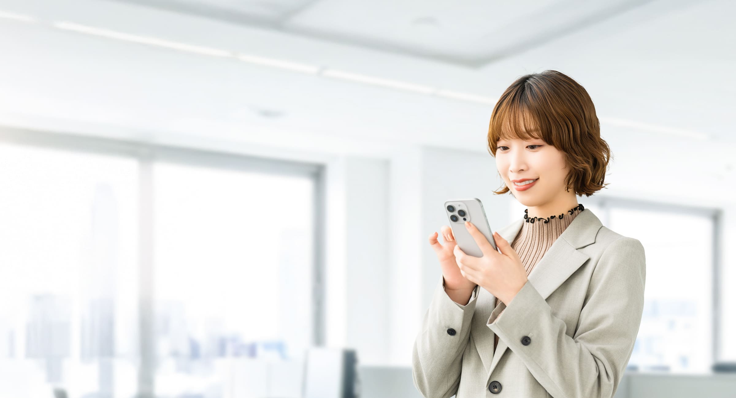 スマホを確認する女性