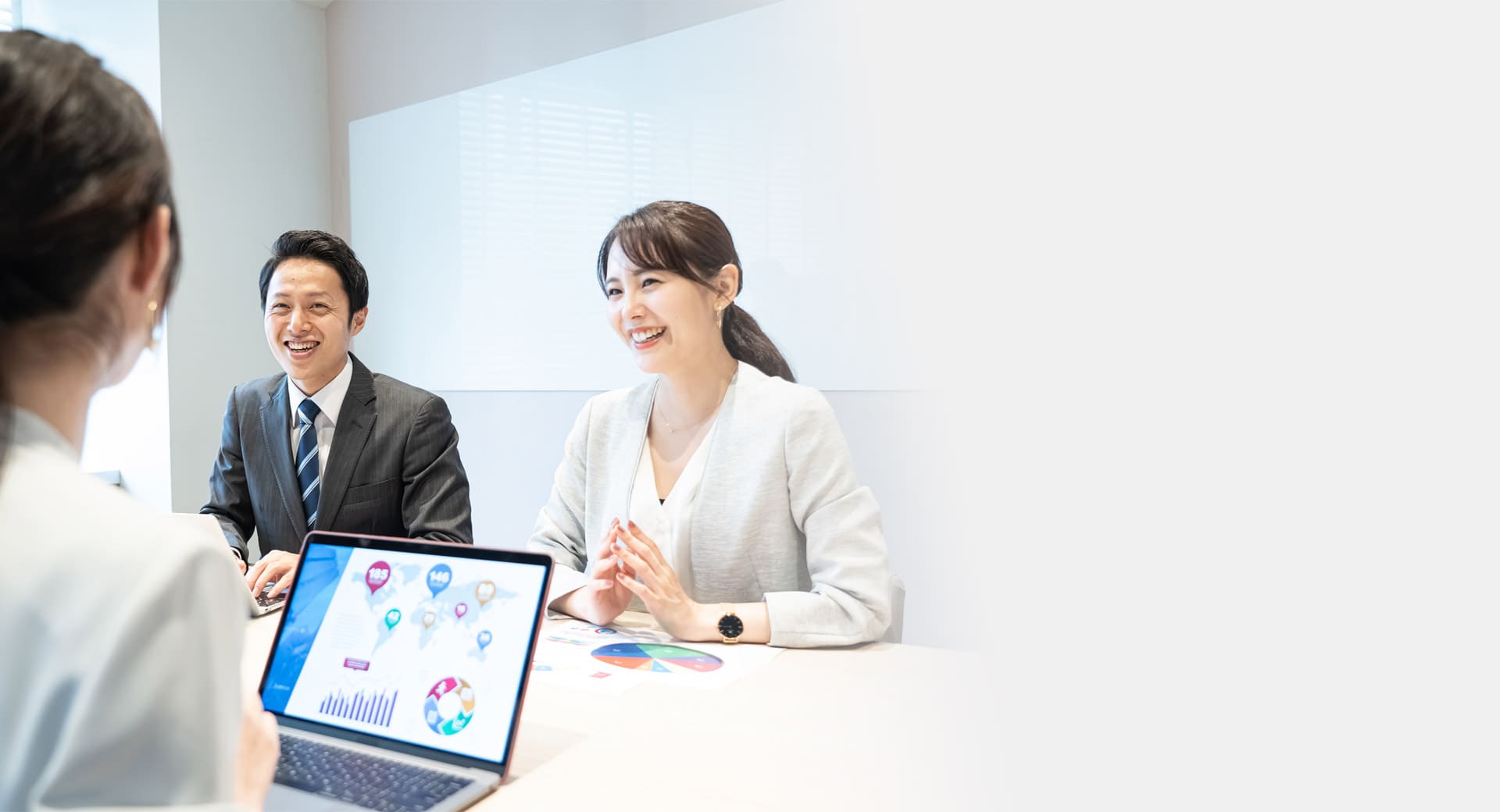 話し合う人たち