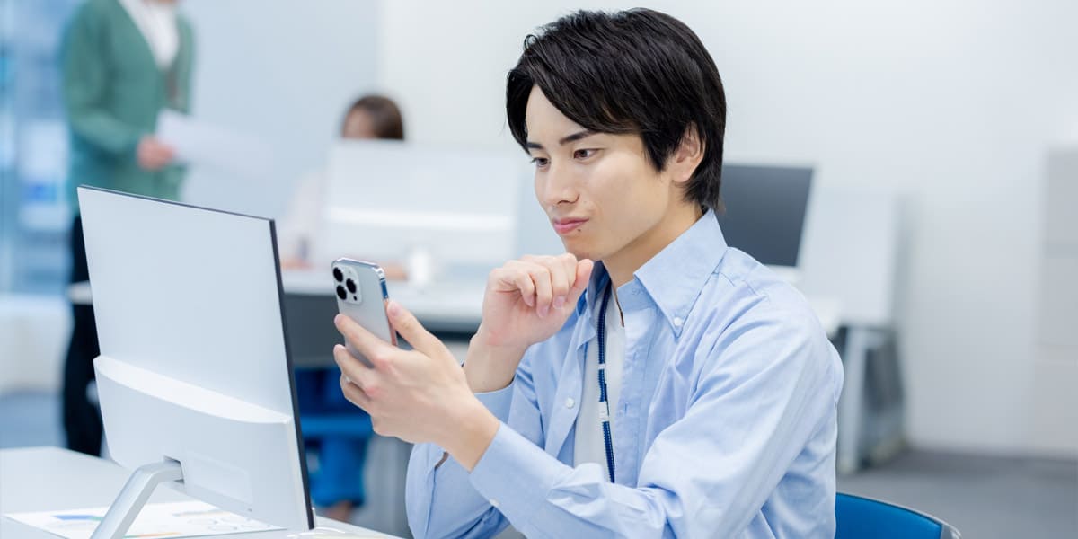 スマホを確認する男性