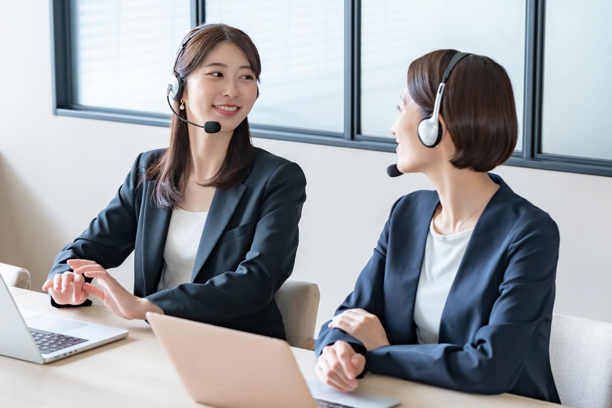 サポート業務を行う女性たち