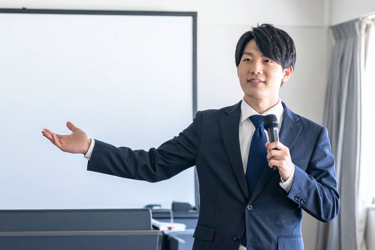 講義中の男性